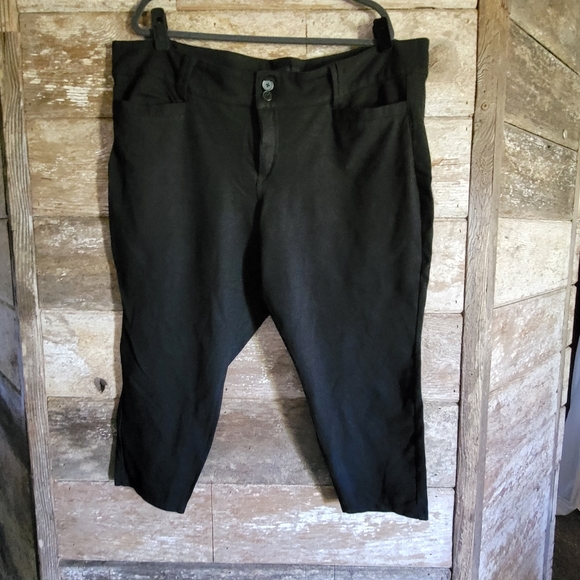 NWOT Torrid Plus Size Stretch Crop Pants - Picture 1 of 3